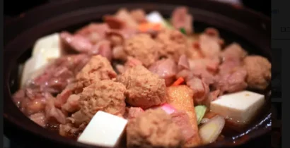 福岡六本松の居酒屋「五鉄」の名物しゃも鍋。肉団子、豆腐、鶏肉、野菜たっぷりのあつあつ鍋料理。