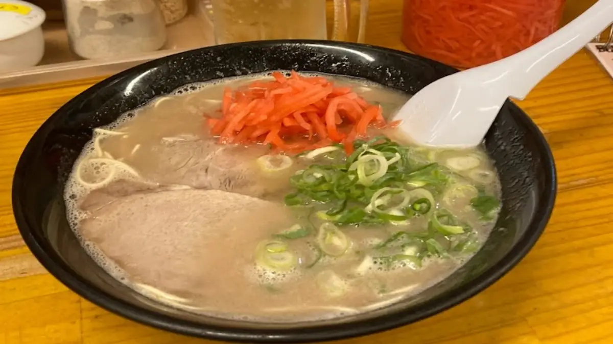 六本松の餃子一鉄の豚骨ラーメン