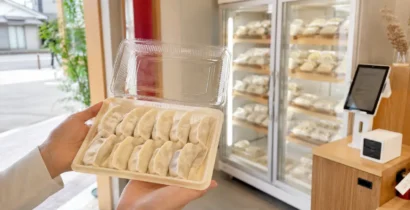 福岡の餃子無人販売店で生餃子をテイクアウトする様子