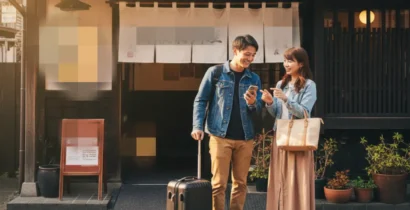 福岡西中洲の元祖博多めんたい重前で整理券を確認する観光客