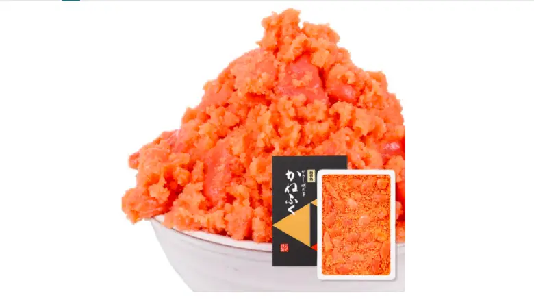 かねふくの辛子明太子がたっぷり盛られた白い器と商品のパッケージ。