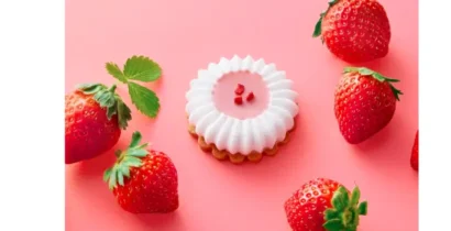 真っ赤ないちごと共に飾られた、白とピンクの花形スイーツ。