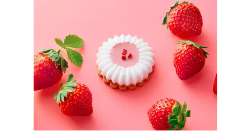 真っ赤ないちごと共に飾られた、白とピンクの花形スイーツ。