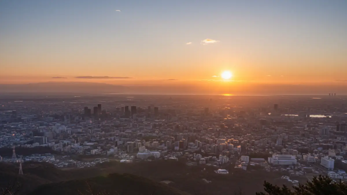 油山のABURAYAMA展望台から福岡市街を望む初日の出のイメージ