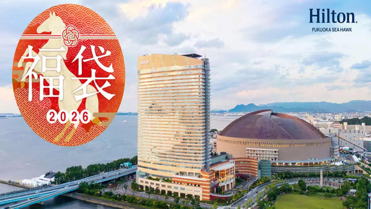 2026年福袋を告知するヒルトン福岡シーホークの外観と博多湾の景色