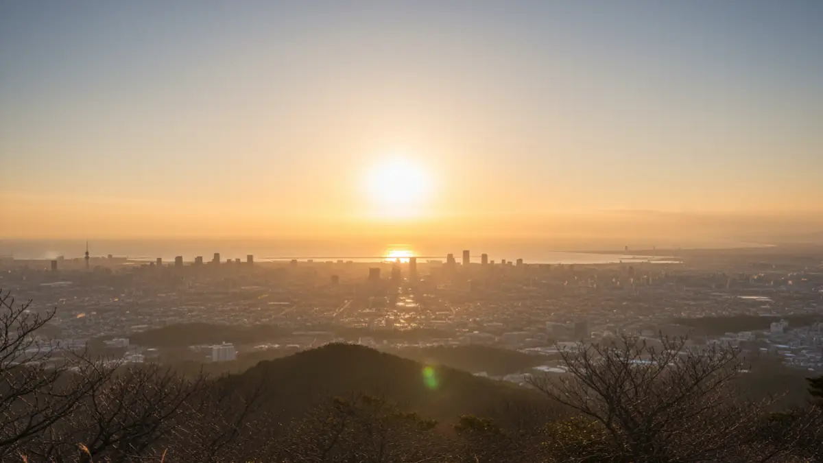 福岡近郊の三日月山で初日の出登山をするイメージ