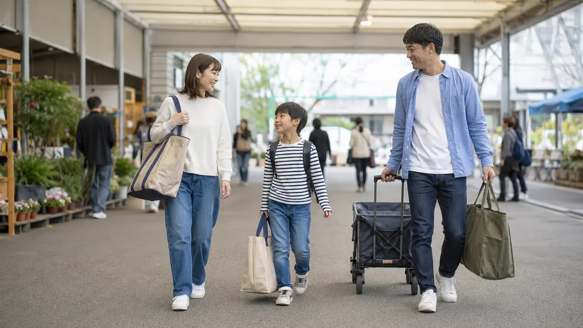 流通センター祭り2026でエコバッグと折りたたみカートを用意する家族