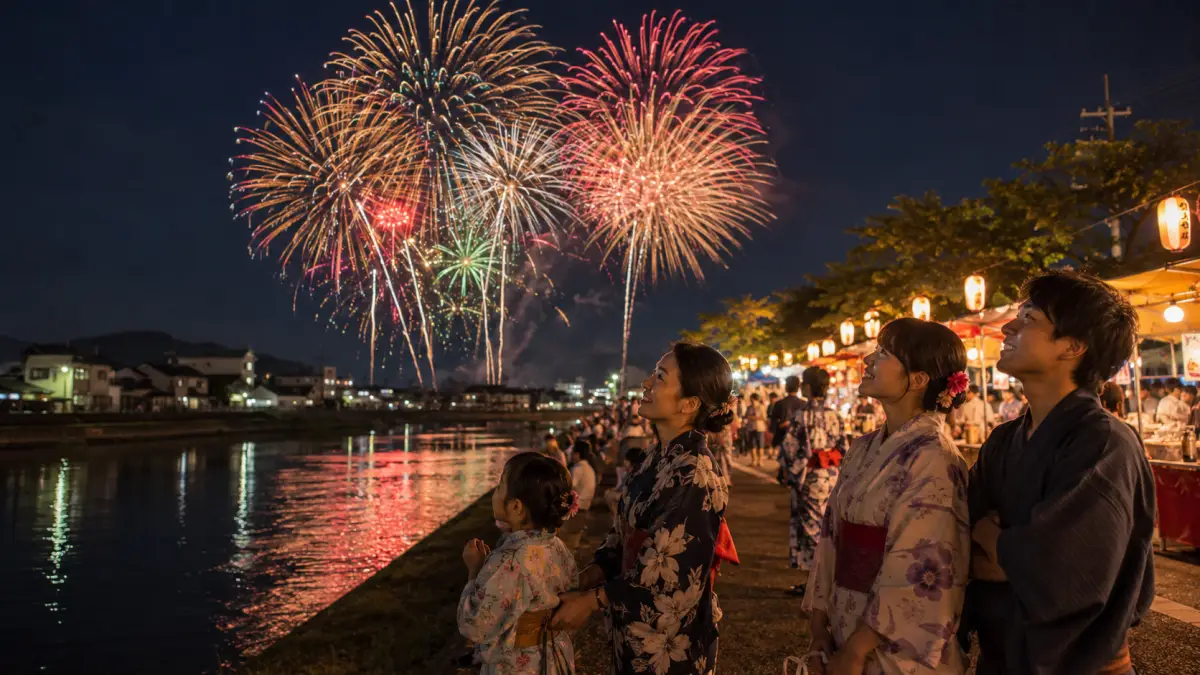 福岡の花火大会2026で7月に開催予定の花火を楽しむ人々