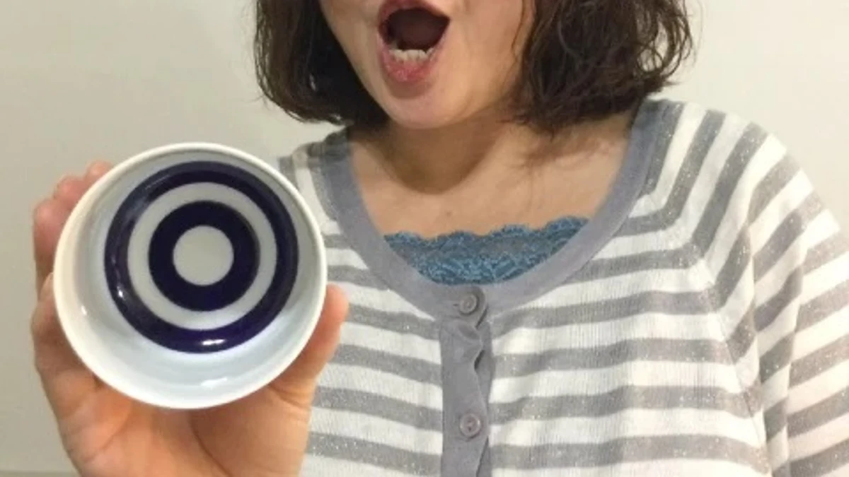 蛇の目お猪口を持つ参加者
