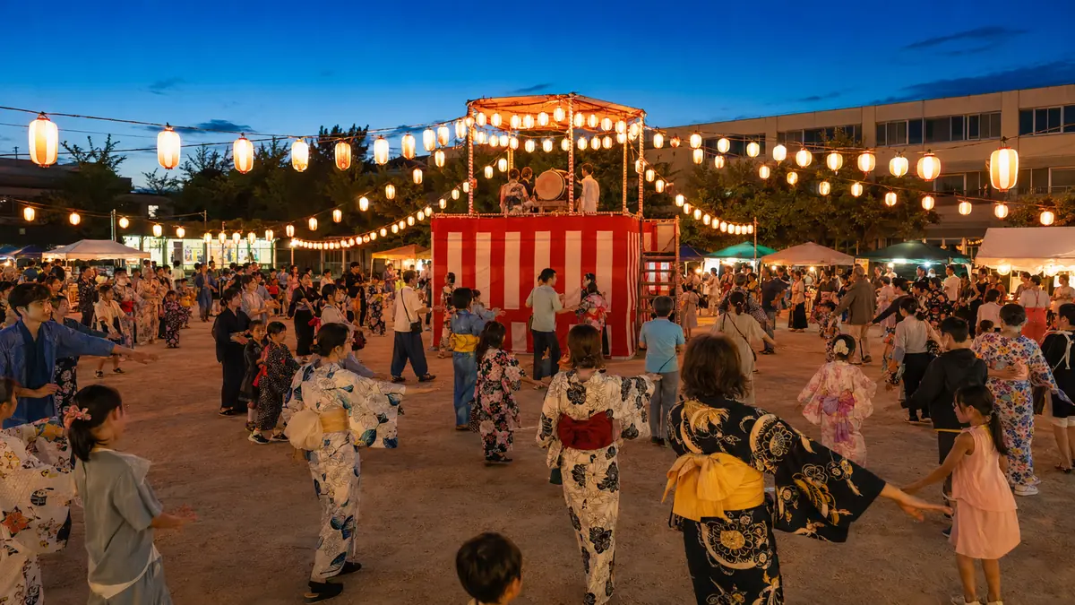 福岡市の校区祭りで提灯に囲まれて盆踊りを楽しむ地域住民のイメージ