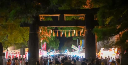筥崎宮放生会の参道に並ぶ露店と多くの参拝客で賑わう様子
