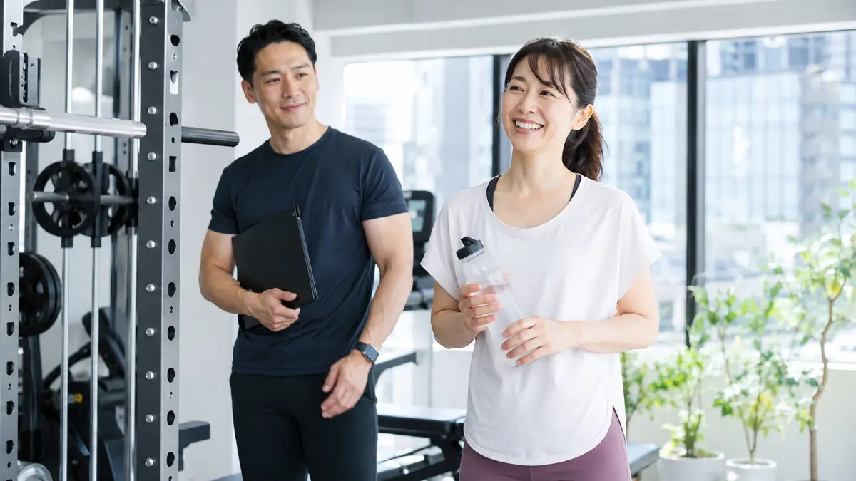 THE PERSONAL GYM薬院・天神店で運動を続ける利用者とトレーナーのイメージ