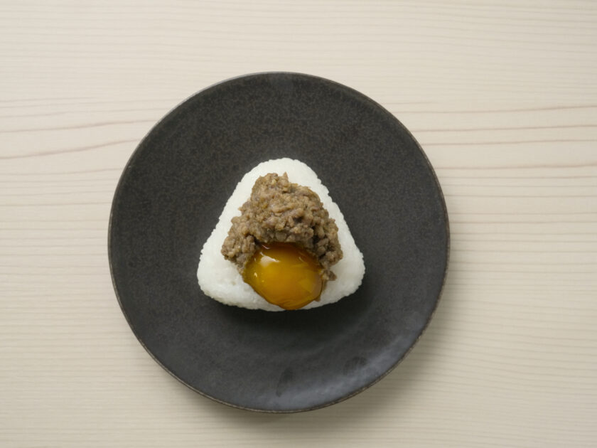 にんにく肉味噌卵黄むすび390円
