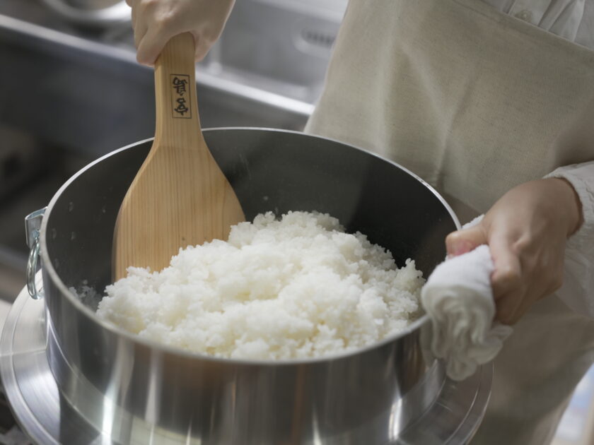羽釜で上場コシヒカリを炊き上げる様子