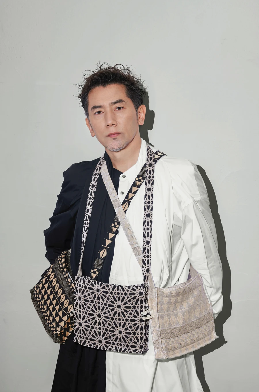 本木雅弘さんがBINDUコラボサコッシュバッグを着用
