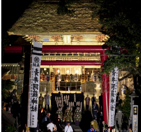 青井阿蘇神社の神幸式、獅子頭や神職が並ぶ夜の神事の様子